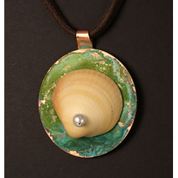 Riveted clamshell with pearl